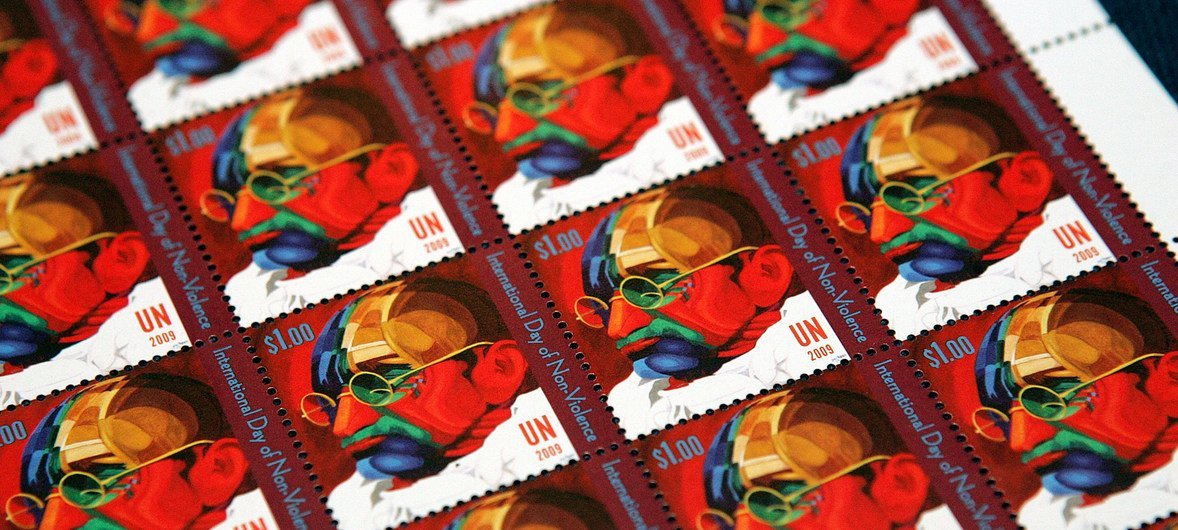 Estampillas de Gandhi creadas por el correo postal de la ONU para el Día Internacional de la No Violencia.