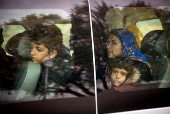 2019年9月25日，横渡地中海抵达希腊的阿富汗家庭搭乘联合国难民署的车辆从登陆地点前往位于莱斯沃斯岛的中转中心。