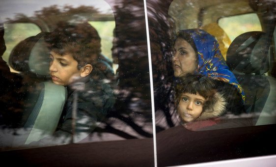 Сотрудники УВКБ встретили семью беженцев из Афганистана, приплывшую к греческим берегам, и везут их в центр.  