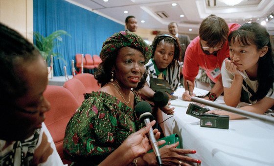 Primeira-dama do Gana, Nana Konadu Agyeman Rawlings, falando a jornalistas durante conferência em 1995