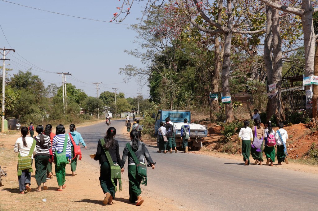 缅甸的学生们在新冠大流行的停课后返回学校。 