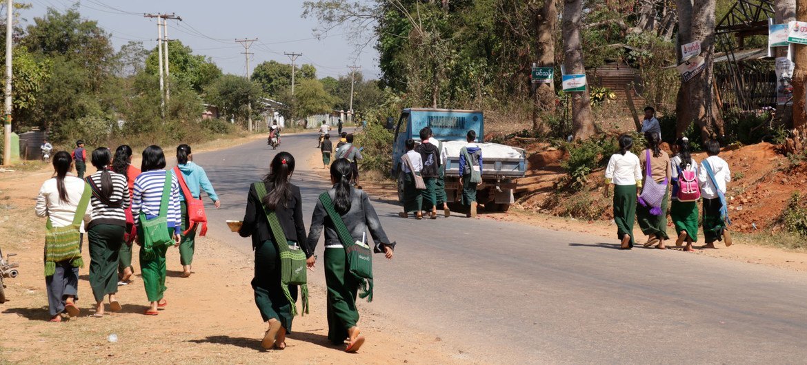 Des enfants de retour sur le chemin de l'école au Myanmar.