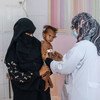 一个一岁多的女孩在也门一家医院接受营养不良治疗。