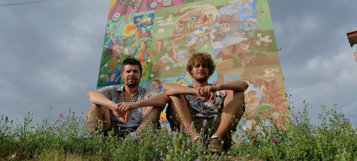 Рикардо Друшкич и Саша Пешевски на фоне их картины. 