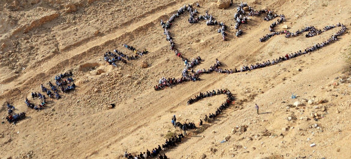 المئات من الطلاب من مدرسة تابعة للأمم المتحدة قرب أريحا يشكلون صورة جوية لحمامة السلام لبيكاسو، بالاشتراك مع الفنان الشهير جون كويجلي. (تشرين الثاني/نوفمبر 2011)