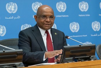 من الأرشيف: عبد الله شاهد، رئيس الدورة 76 للجمعية العامة للأمم المتحدة، يتحدث إلى ممثلي وسائل الإعلام في مقر الأمم المتحدة في نيويورك.