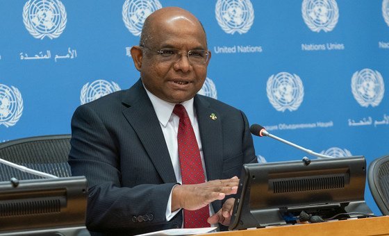 عبدالله شهید، رئیس هفتاد و ششمین نشست مجمع عمومی سازمان ملل، در مقر سازمان ملل در نیویورک به رسانه ها توضیح می دهد.