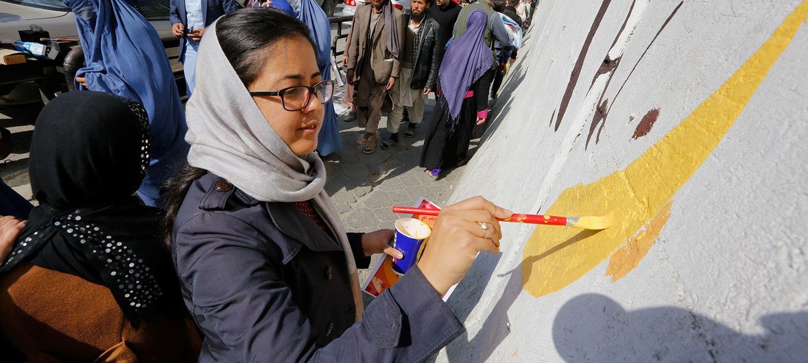 لوحة جدارية إحياء لذكرى الصحفيين الذين قتلوا في أفغانستان تم رسمها على جدار انفجار في وسط كابول.