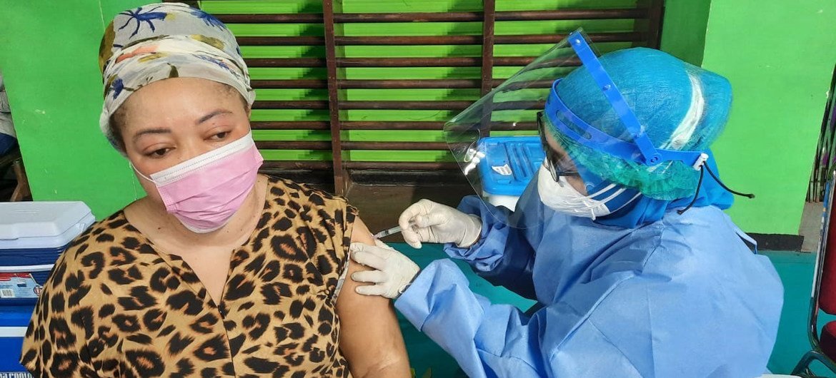 Une femme réfugiée reçoit sa première dose de vaccin contre la Covid-19.