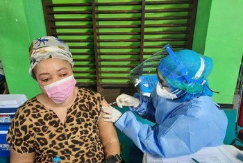 Una mujer refugiada en Indonesia recibe su primera dosis de la vacuna Sinopharm contra el COVID-19.