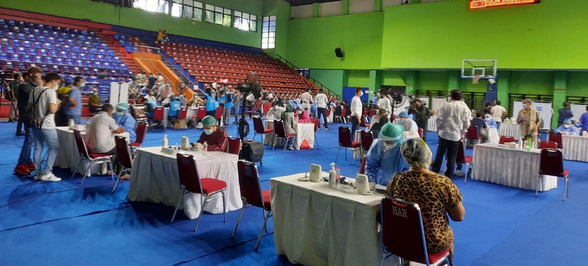 نمایی از سالن ورزشی Bulungan، جاکارتا، جایی که رویداد واکسیناسیون پناهندگان در 7 اکتبر 2021 برگزار شد. این رویداد واکسیناسیون با همکاری کمیساریای عالی پناهندگان سازمان ملل، دولت استان DKI جاکارتا، و KADIN (اتاق های بازرگانی و صنایع اندونزی) انجام شد.