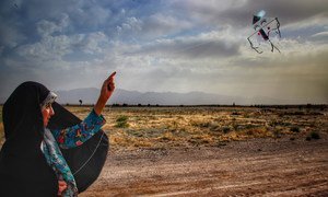 一名阿富汗难民儿童在伊朗东北部的一个定居点放风筝。