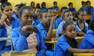 À l'école secondaire Mai Tsebri, dans la province du Tigré, au nord de l'Éthiopie, des enfants réfugiés d'Érythrée suivent des cours aux côtés d'enfants locaux.