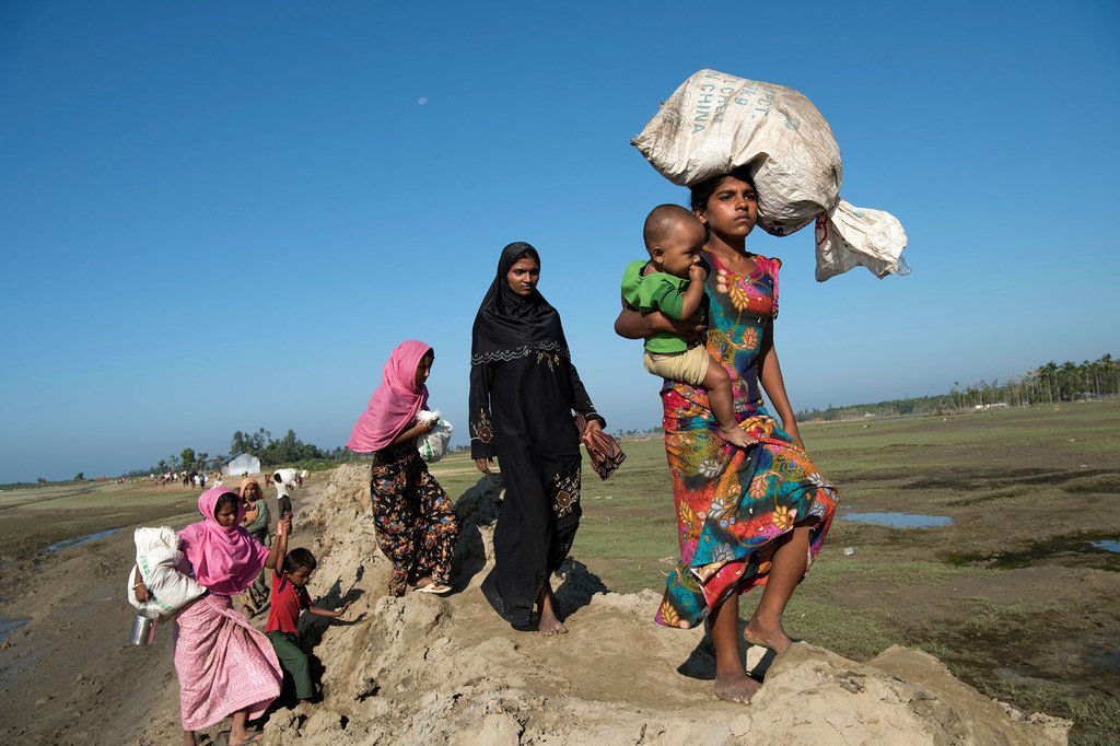 Des réfugiés rohingyas fuient le Myanmar vers la province de Cox's Bazar, au Bangladesh.