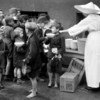 第二次世界大战期间，联合国善后救济总署在比利时向百姓分发食品。
