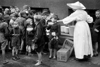 第二次世界大战期间，联合国善后救济总署在比利时向百姓分发食品。
