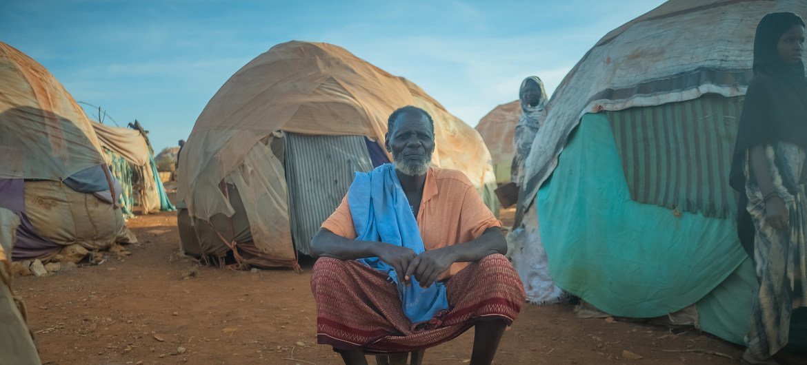 رجل صومالي في أحد مخيمات النازحين داخليا في بيدوة بالصومال.