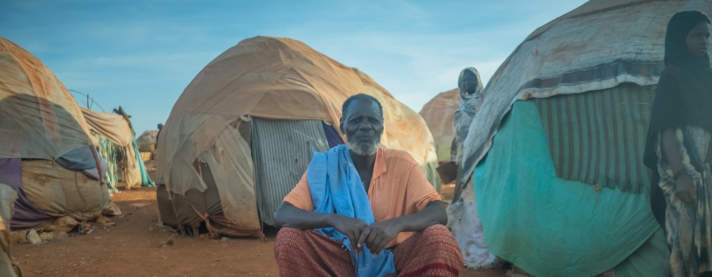 Un aîné somalien dans un camp de personnes déplacées à Baidoa, en Somalie. Ces dernières années, ce sont les catastrophes naturelles – et non le conflit – qui ont été la principale cause de déplacements en Somalie