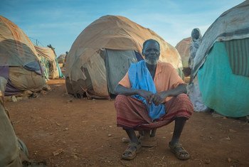 在索马里拜多阿流离失所者营地居住的老人。
