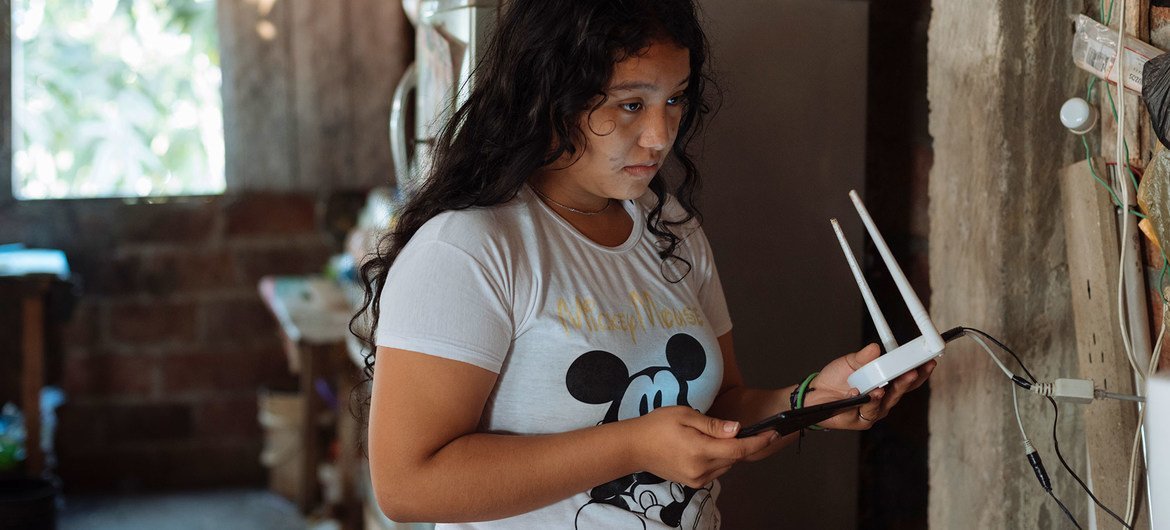 فتاة يافعة تستعد للمشاركة في فصل دراسي افتراضي في المنزل بالإكوادور. منذ ظهور الجائحة، تخلّف العديد من الأطفال عن التعلّم بسبب نقص الوصول إلى الإنترنت.