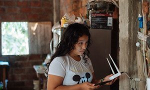 Une adolescente se prépare pour un cours en ligne en Equateur.
