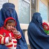 نساء ينتظرون دورهن لإجراء فحوصات سوء التغذية لأطفالهن في عيادة في مقاطعة بلخ، افغانستان.