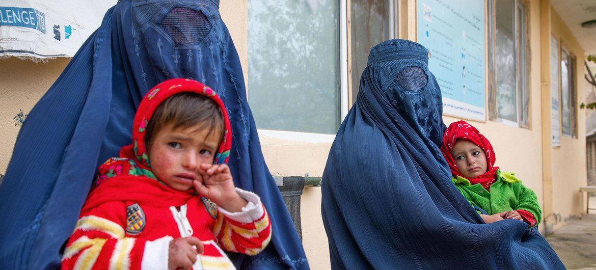 Las mujeres esperan a que sus hijos sean examinados para detectar desnutrición en una clínica en la provincia de Balkh, Afganistán.