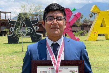 Ramiro posa con su Premio Estatal de la Juventud 2021 en la categoría Actividades Académicas, en la ciudad de Oaxaca. El  joven indígena zapoteco que ha dedicado su vida a labores altruistas y a promover los Ojetivos de Desarrollo Sostenible. 