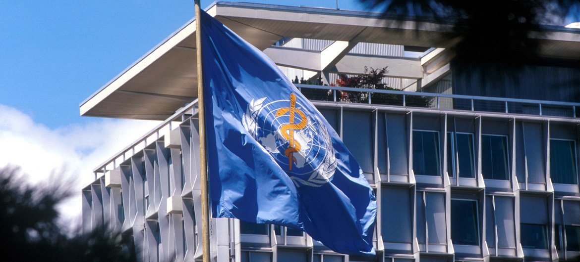 A bandeira da Organização Mundial da Saúde hasteada na sede, que fica em Genebra, na Suíça