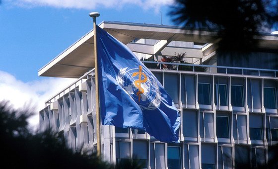 Флаг ВОЗ у здания ее штаб-квартиры в Женеве 