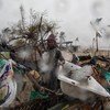 在热带气旋”埃洛伊丝”（Eloise）登陆莫桑比克之后，一名男子站在遭到大规模破坏的废墟中。