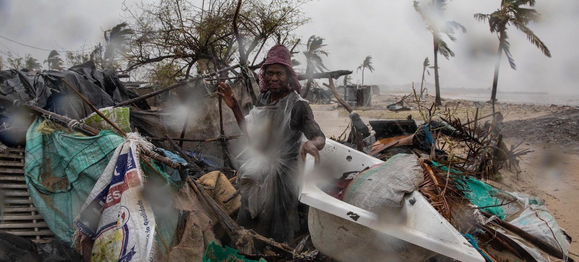 رجل يقف وسط الركام بعد أن اجتاح الإعصار (ألويز) موزامبيق مخلفا دمارا هائلا.