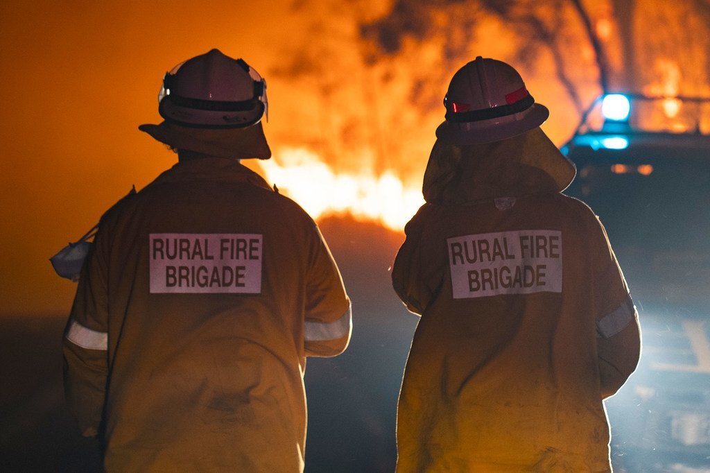 رجلا إطفاء في كوينزلاند بأستراليا، حيث اندلعت أشد النيران منذ عقود وتدمر مساحات شاسعة من البلاد.