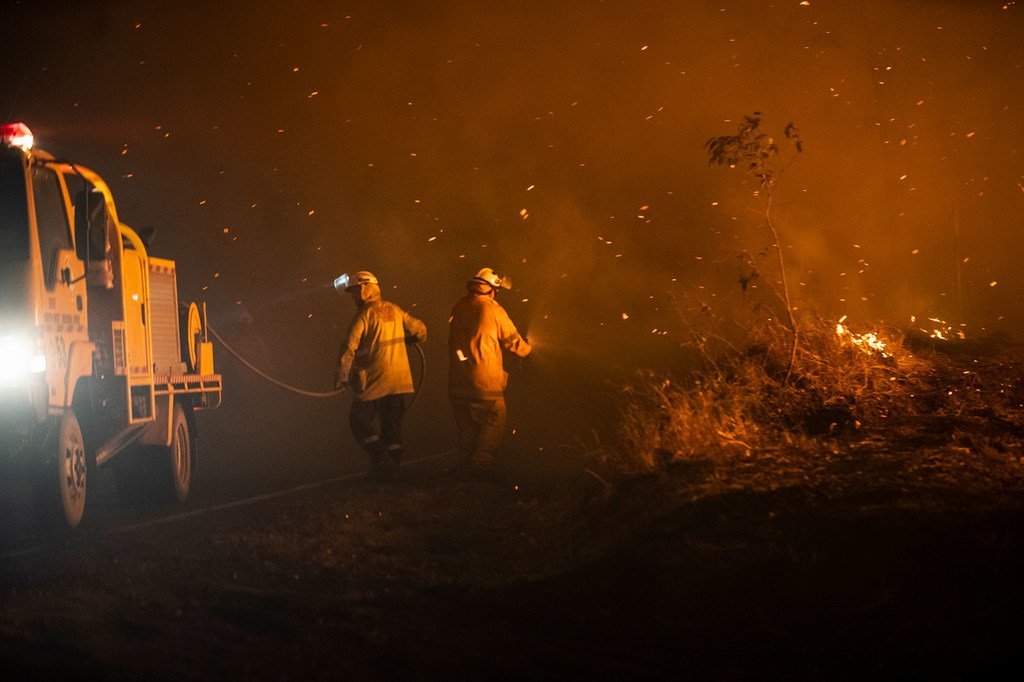 Des pompiers dans le Queensland, en Australie, affrontent un incendie qui menace les communautés locales.
