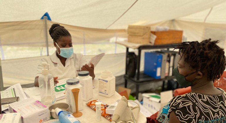 ممرضات داخل خيمة في موزمبيق لصندوق الأمم المتحدة للسكان لتقديم الرعاية المنقذة للحياة للنساء والفتيات.