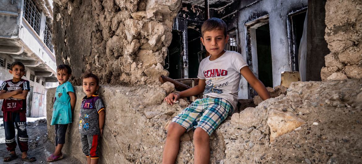 一个小男孩在回忆起伊拉克摩苏尔战争期间房屋遭到炮击和听到轰炸的声音。