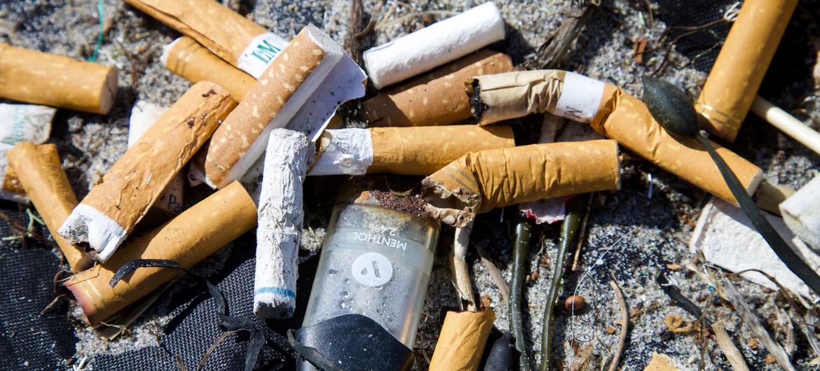 Mégots de cigarettes et vapoteuses trouvés lors d'un nettoyage de plage aux États-Unis.