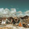 菲律宾苏里高岛被台风雷摧毁的房屋残骸。（资料图片）