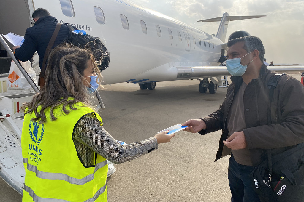 تعمل رشا كمساعدة طيران في خدمة الأمم المتحدة للخدمات الجوية الإنسانية في مطار القامشلي في شمال شرق سوريا. 