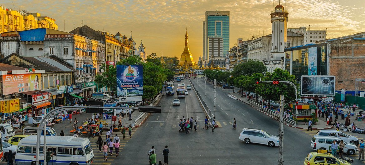 Une avenue de Yangon, la capitale économique du Myanmar