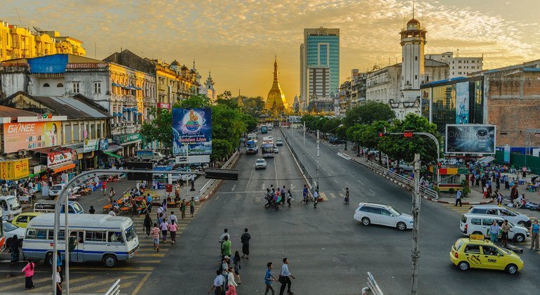 Une avenue de Yangoon, la capitale économique du Myanmar