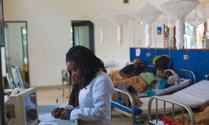 Une infirmière prodigue des soins aux patients atteints de cancer qui suivent une chimiothérapie dans un hôpital du district de Burera, au Rwanda.