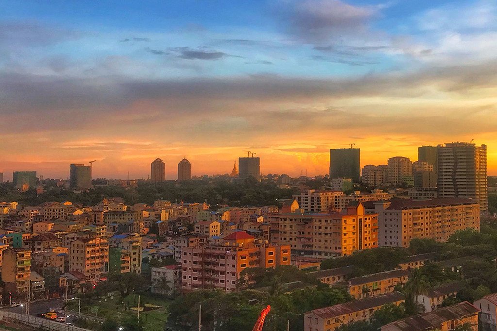Vue sur la ville de Yangon, au Myanmar, au coucher du soleil.