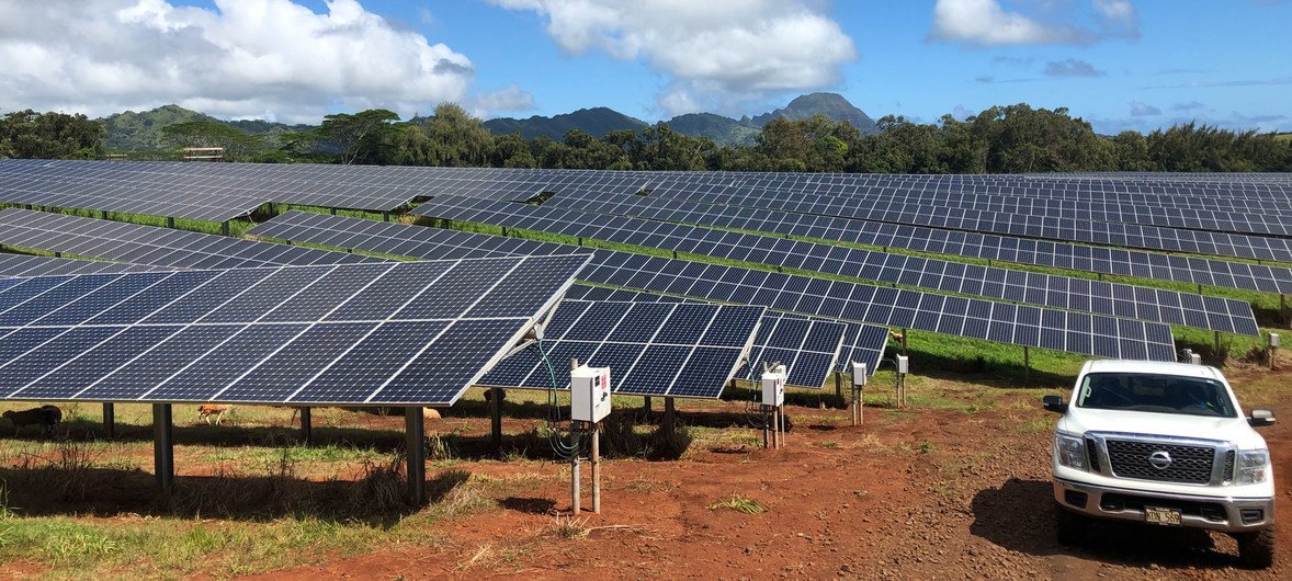 La coopérative de services publics de l'île Kauai à Hawaï produit une quantité importante de l'électricité de l'île à partir de l'énergie solaire.