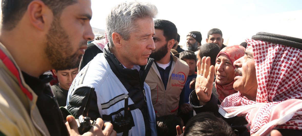 Региональный координатор гуманитарной помощи ООН Кевин Кеннеди встретился с внутренними переселенцами в Идлибе, Сирия. . 