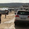 مسؤولو الشؤون الإنسانية التابعون للأمم المتحدة يعبرون من تركيا إلى محافظة إدلب السورية لتقييم احتياجات المجتمعات النازحة.