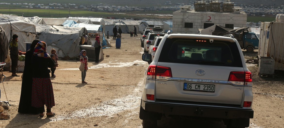 联合国人道主义官员从土耳其进入叙利亚的伊德利卜省，评估流离失所社区的需求。
