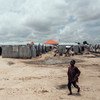 尼日利亚东北部博尔诺州首府迈杜古里（Maiduguri）的一个流离失所者营地，一个孩子在庇护所前。