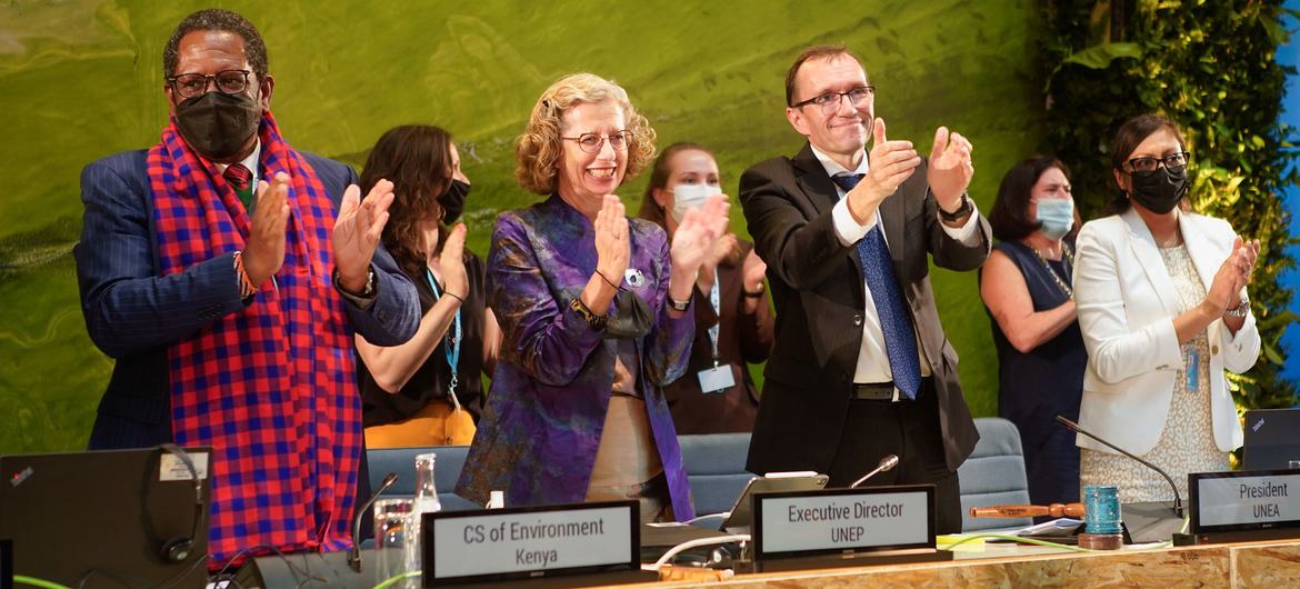 UNEA President Espen Barth Eide (right), UNEP Executive Director Inger Andersen (center) and Keriako Tobiko, Cabinet Secretary of Environment of Kenya, applaud the passing of the resolution.