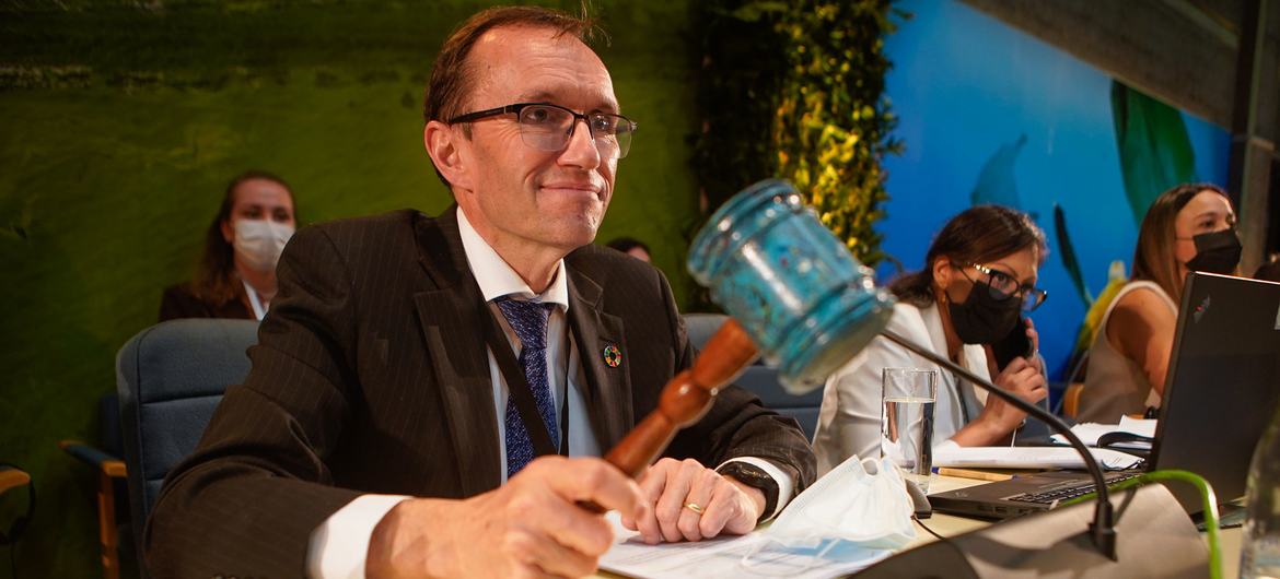 Espen Barth Eide, ministre norvégien du Climat et de l'Environnement et actuel président de l'Assemblée des Nations Unies pour l'environnement, frappe le marteau signalant l'adoption historique d'une résolution visant à mettre fin à la pollution plastique.